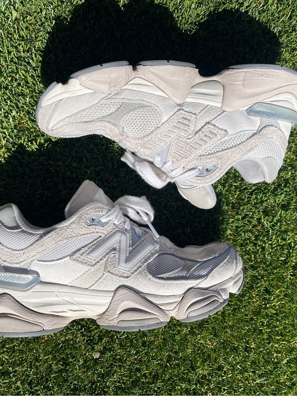 New Balance women’s nb 9060 Gray Sneakers Size 7.5